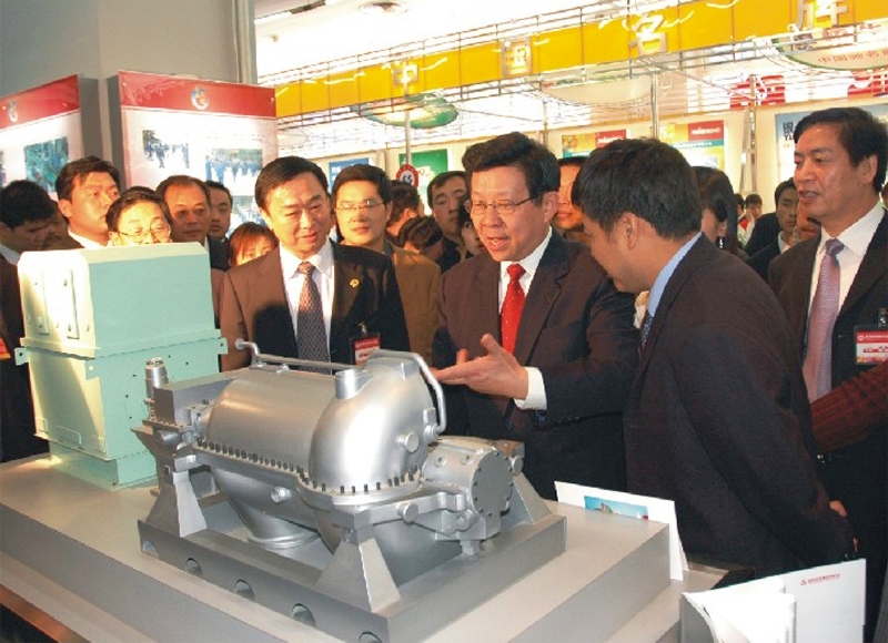 2006时任陕西省长陈德铭来凯发k8展区旅行