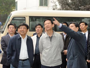 2011年集团公司董事长印建安陪同市委常委、市政法委书记丁健到凯发k8社区视察各项事情