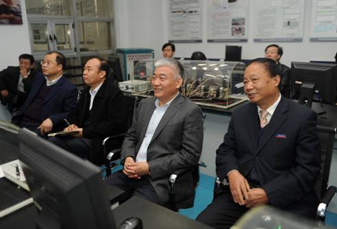 2011年科技部副部长在凯发k8调研时指出： 人才是基础 科技是要害 效益是基础